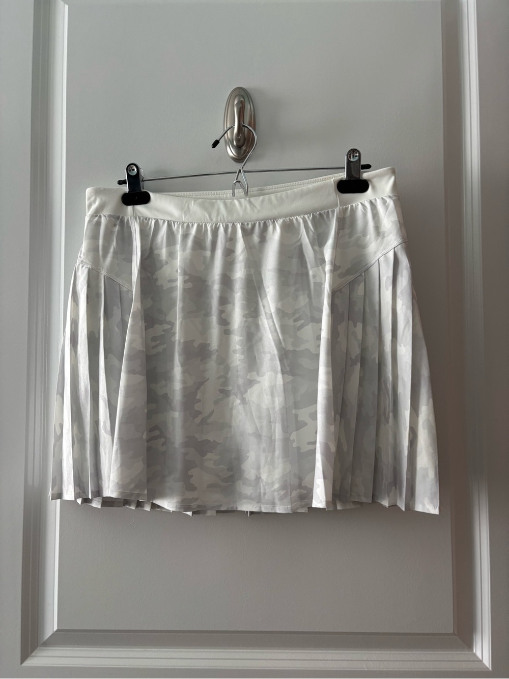 SPANX White & Light Gray Camo Pleated Skater Skirt